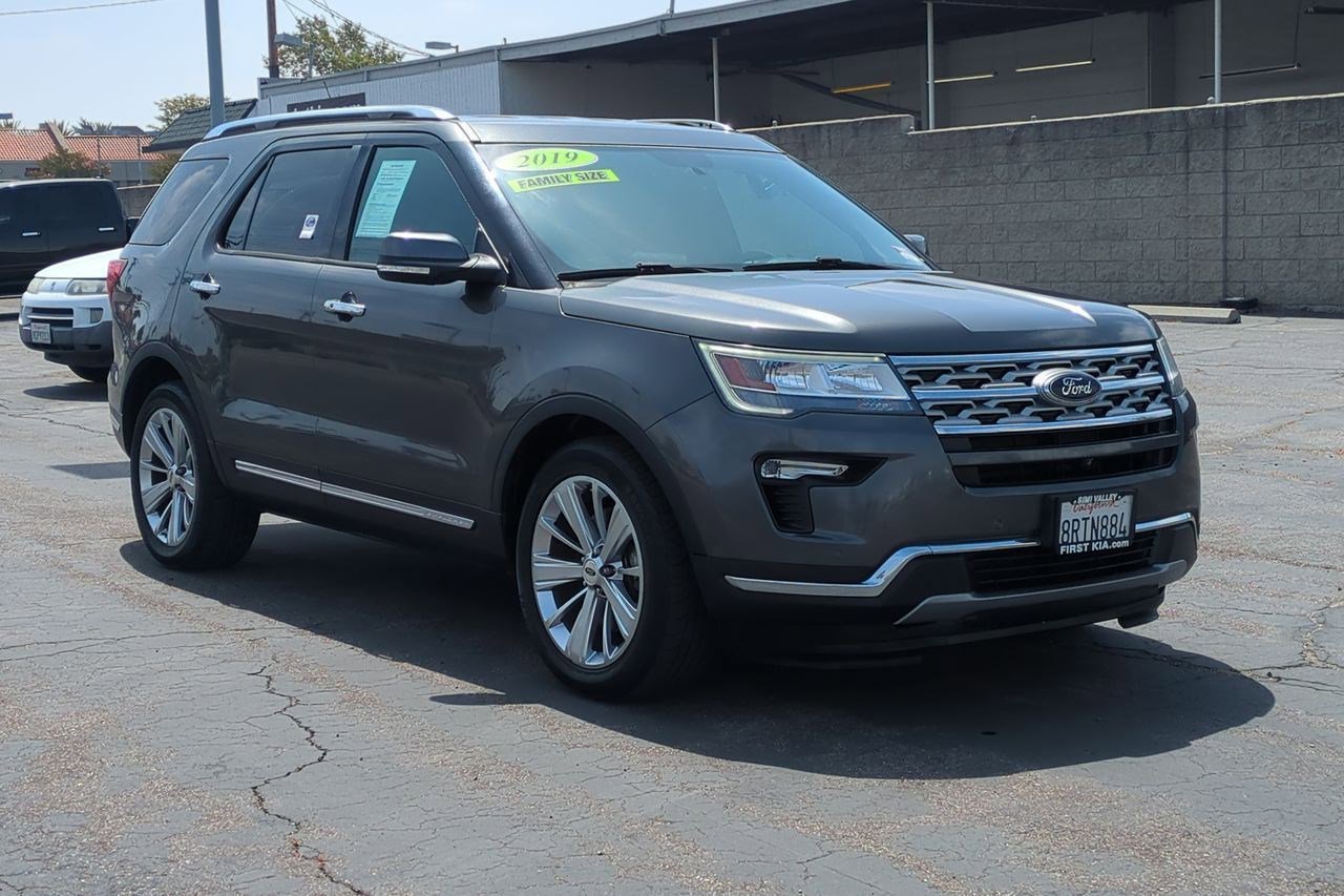 Used 2019 Ford Explorer Limited w/ Class III Trailer Tow Package FWD image 3