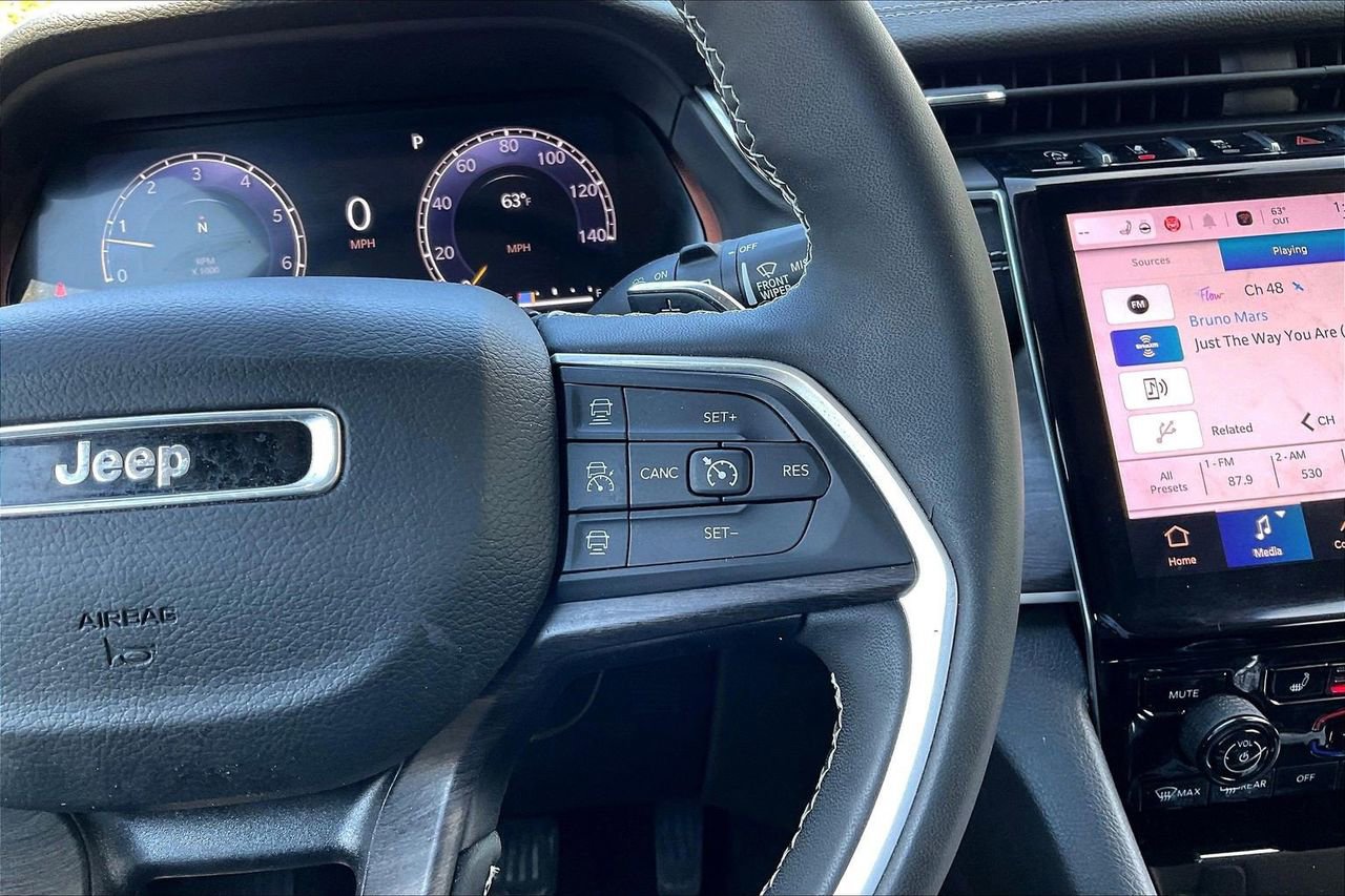 Used 2023 Jeep Grand Cherokee Limited w/ Black Appearance Package image 32