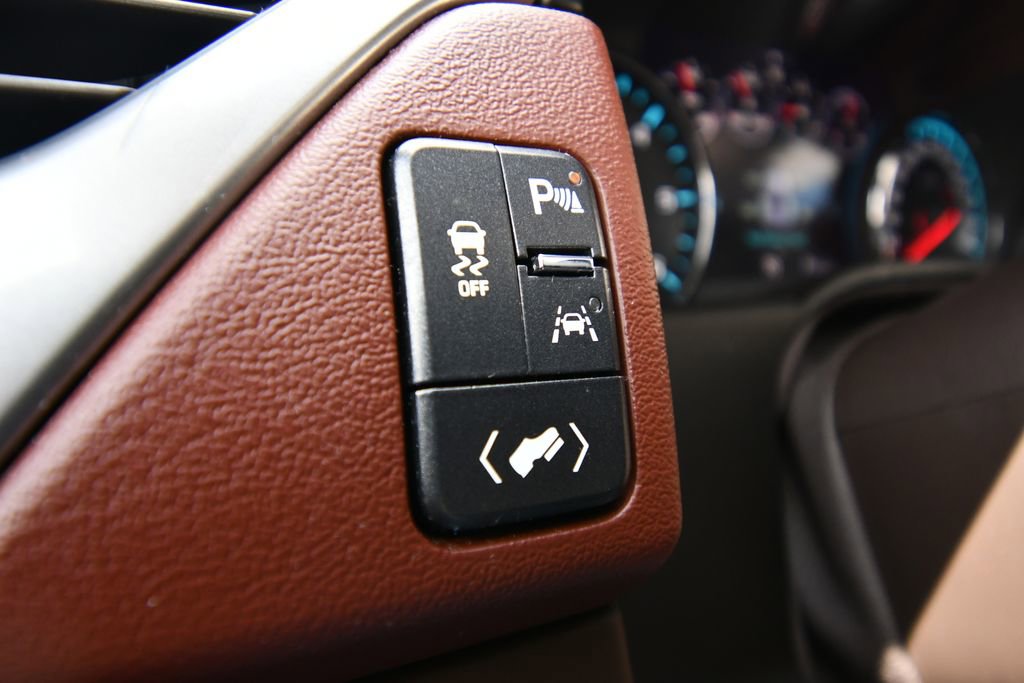 Used 2018 Chevrolet Suburban Premier AWD/4WD image 22