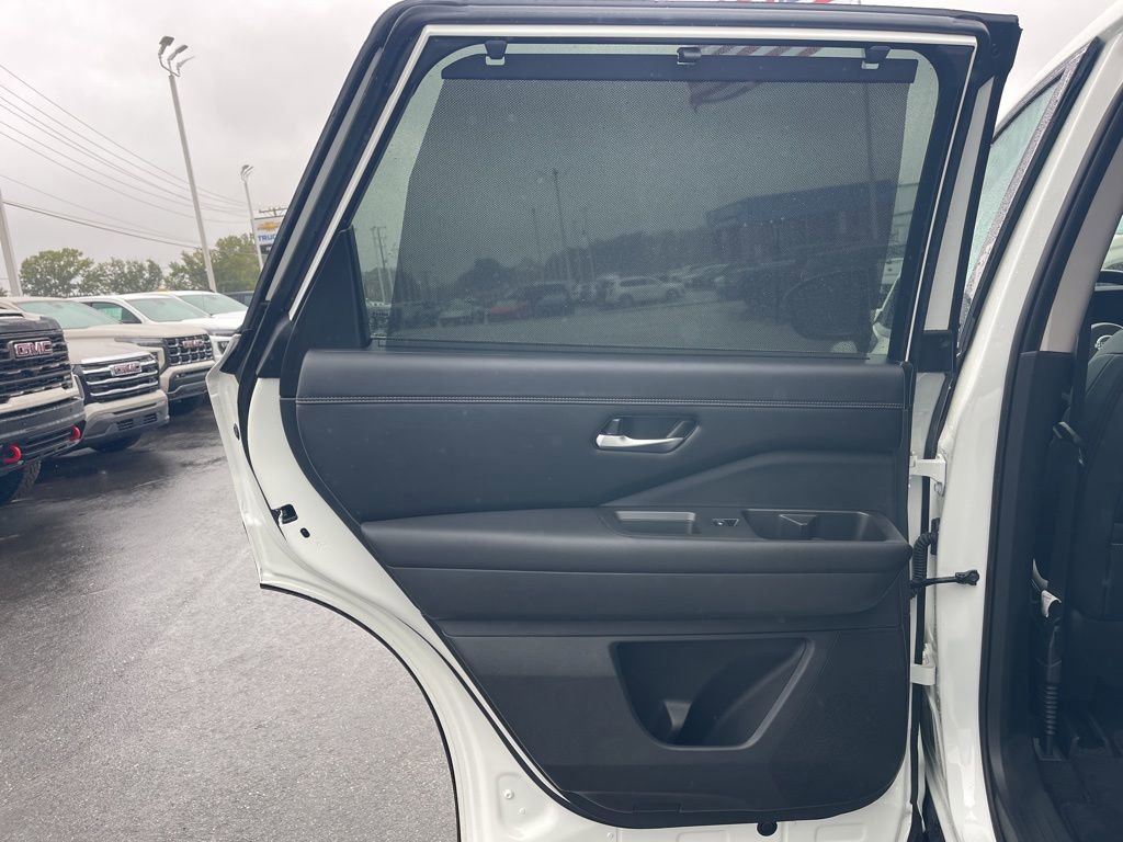 Used 2024 Nissan Pathfinder Platinum w/ Black Appearance Package image 33