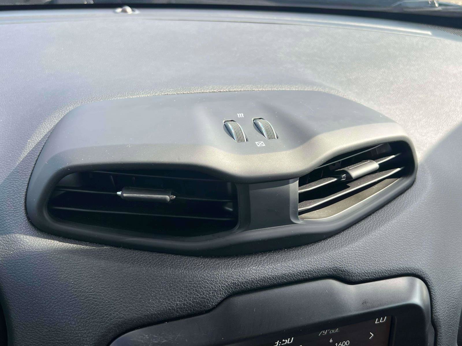 Used 2023 Jeep Renegade Altitude image 18