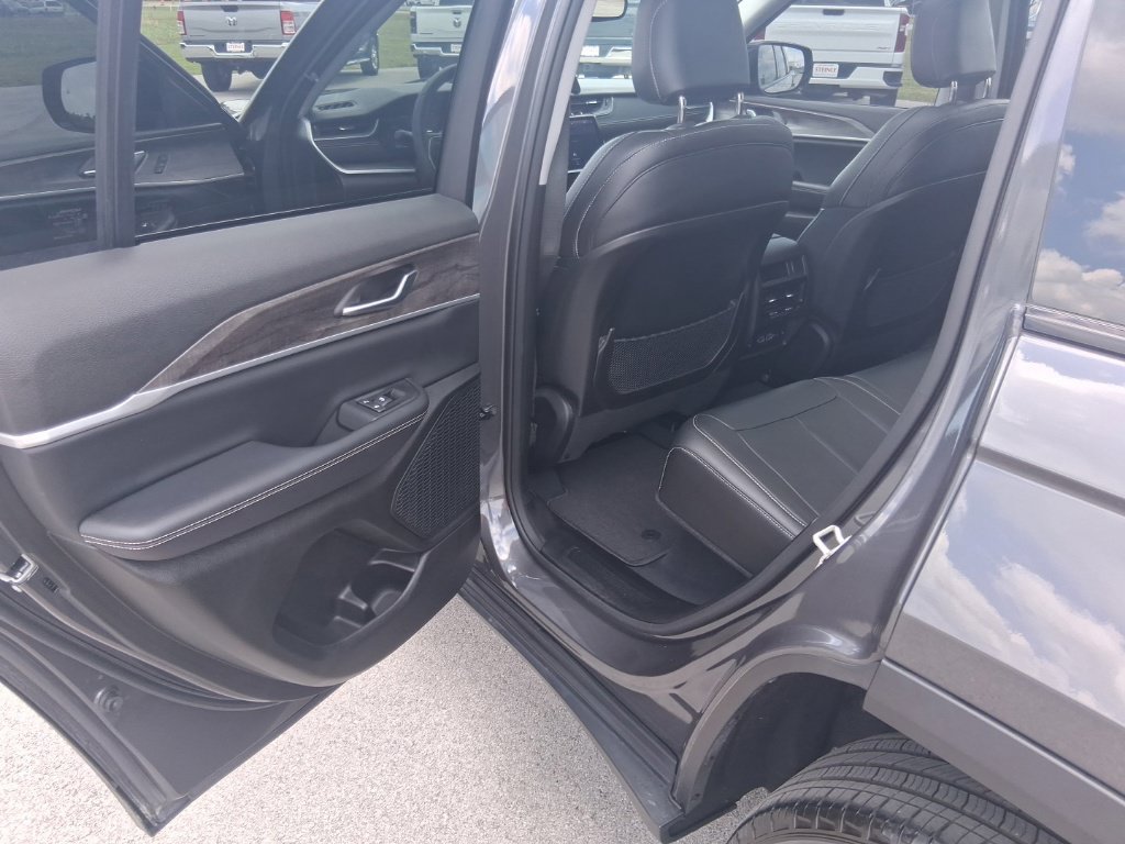 Used 2023 Jeep Grand Cherokee Limited AWD/4WD image 23