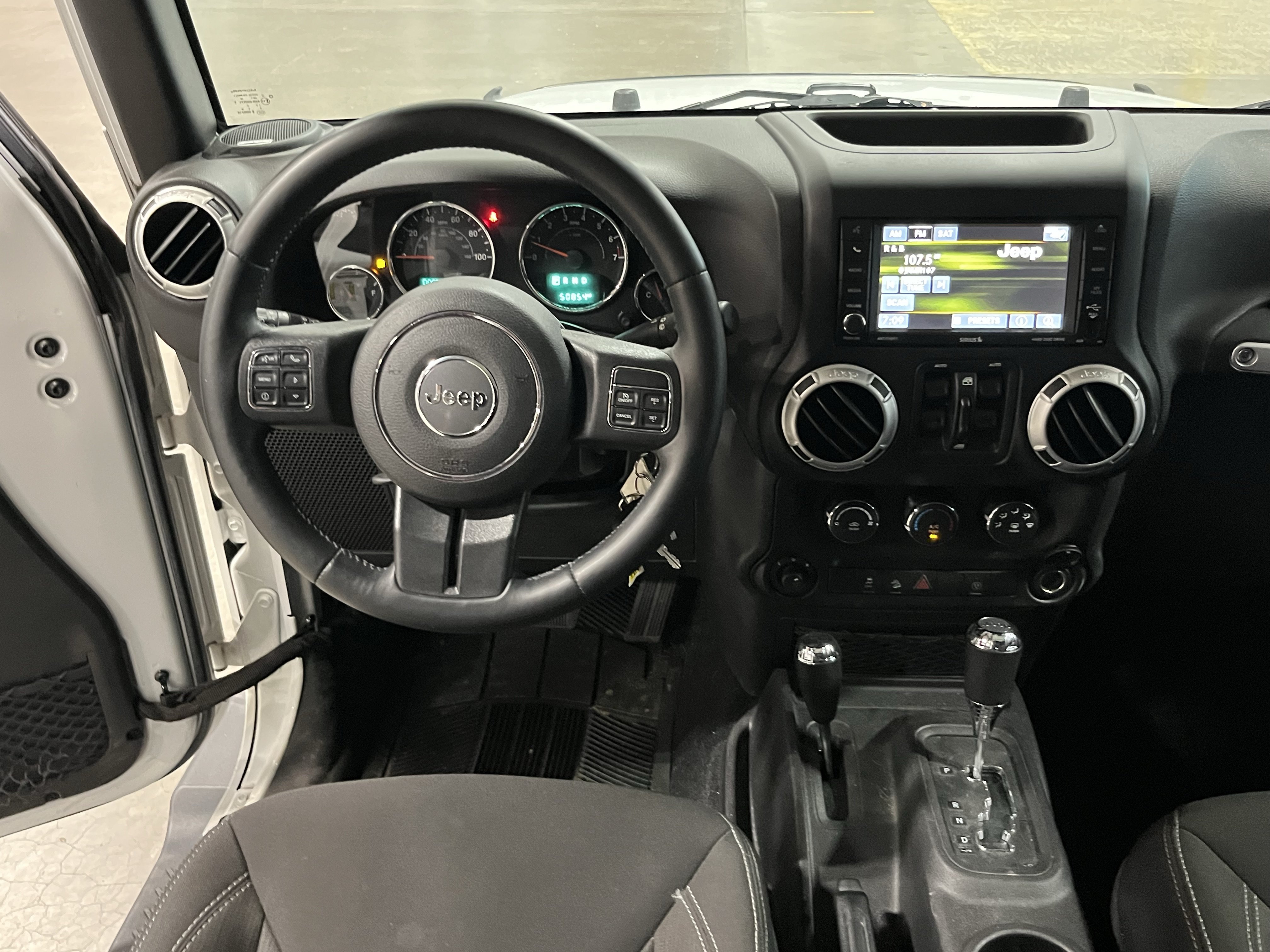Used 2015 Jeep Wrangler Unlimited Sahara w/ Max Tow Package AWD/4WD image 12