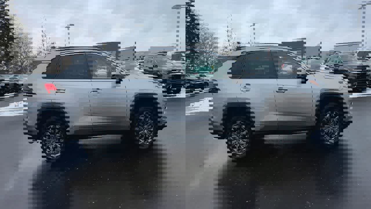 Used 2022 Toyota RAV4 XLE Premium image 9