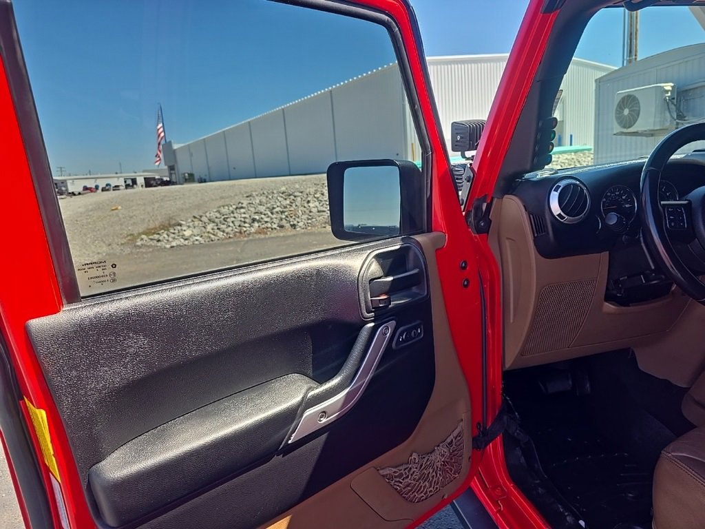 Used 2015 Jeep Wrangler Unlimited Sahara w/ Max Tow Package image 11