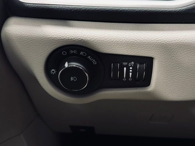 Certified 2024 Chrysler Pacifica Touring-L image 34