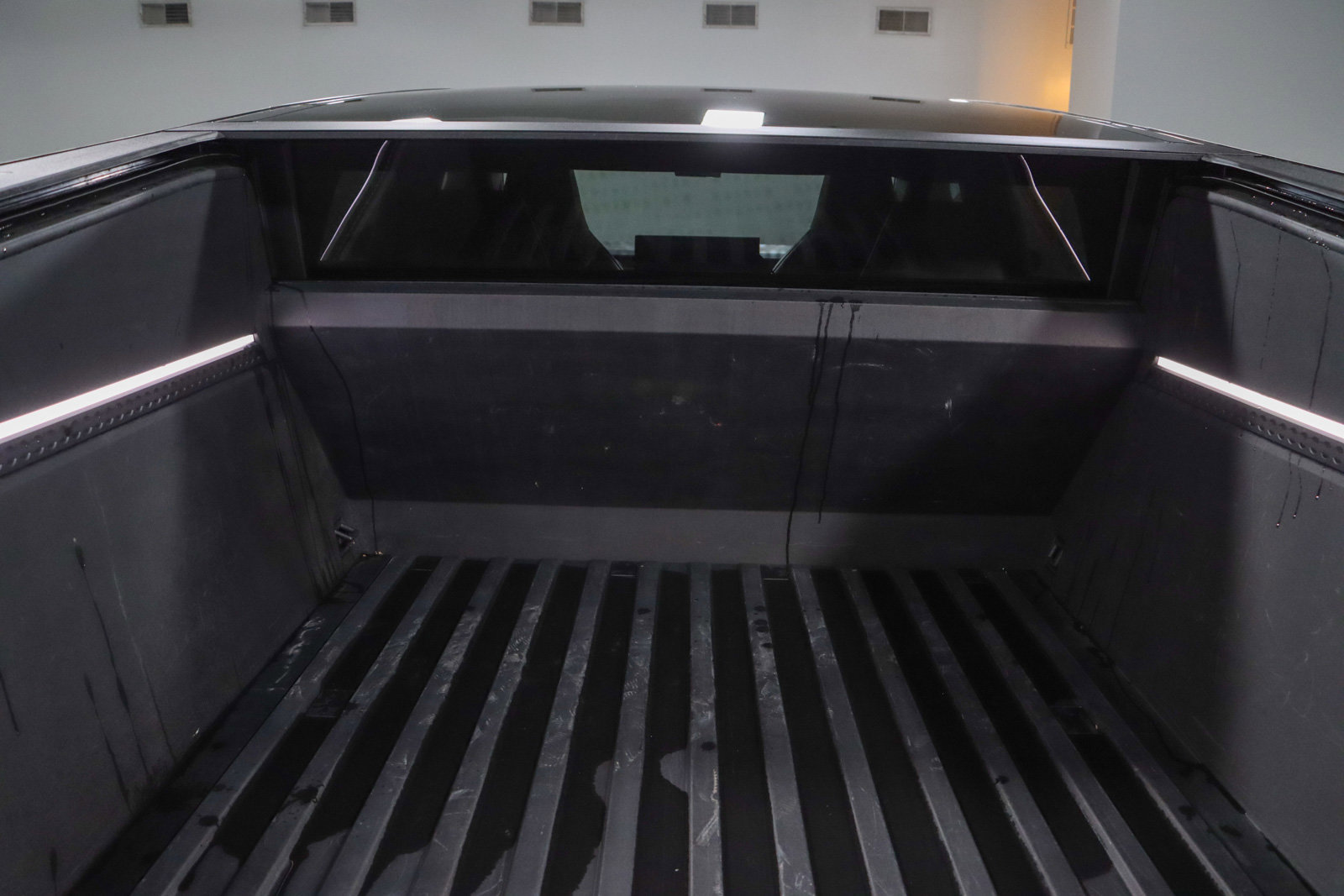 Used 2024 Tesla Cybertruck AWD Crew Cab image 26