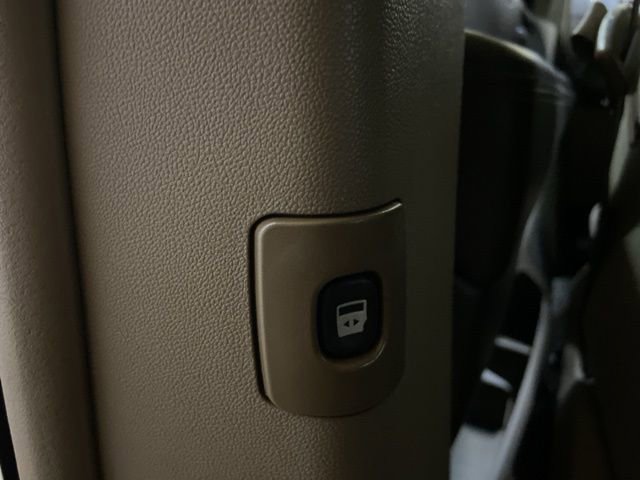 Used 2014 Chrysler Town & Country Touring FWD image 27