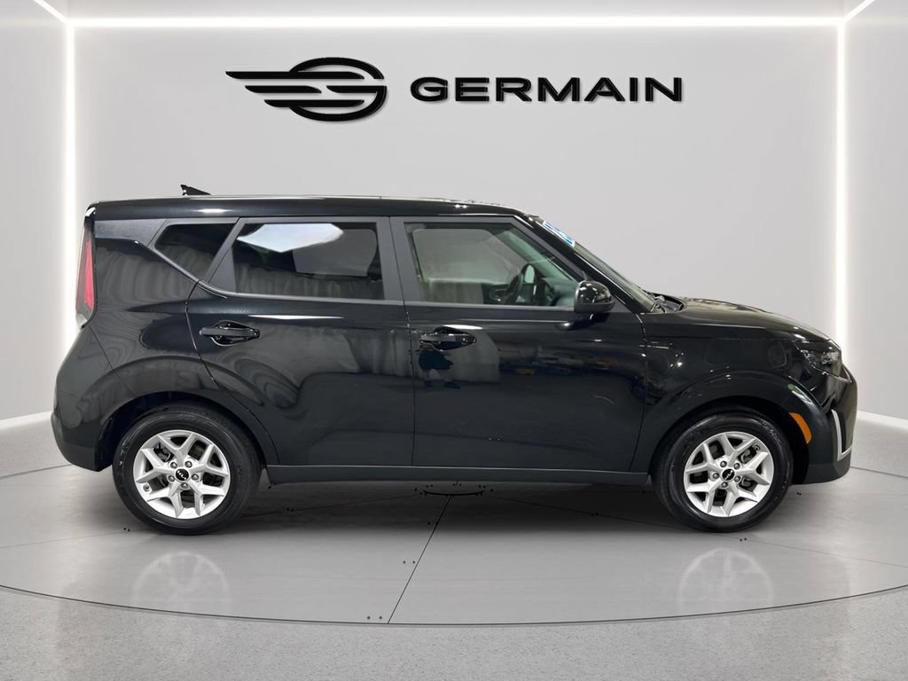 Used 2025 Kia Soul LX w/ LX Technology Package FWD image 8