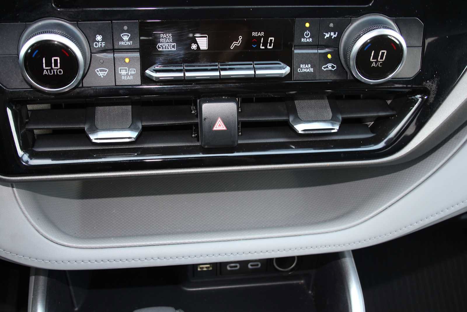 Used 2023 Toyota Highlander LE AWD/4WD image 40