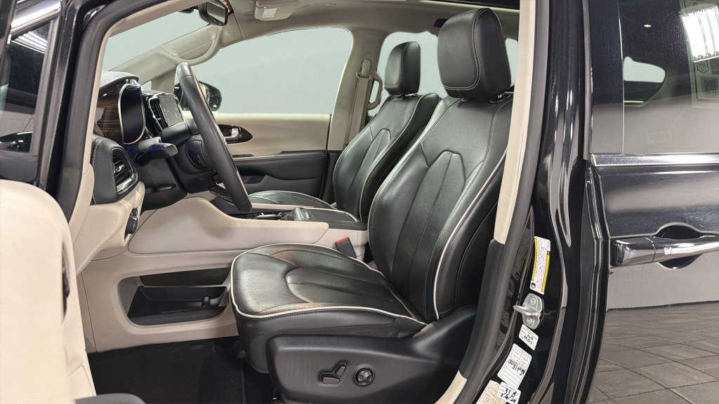 Used 2023 Chrysler Pacifica Limited FWD image 17