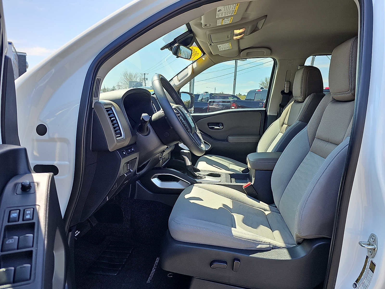 Used 2022 Nissan Frontier SV image 14