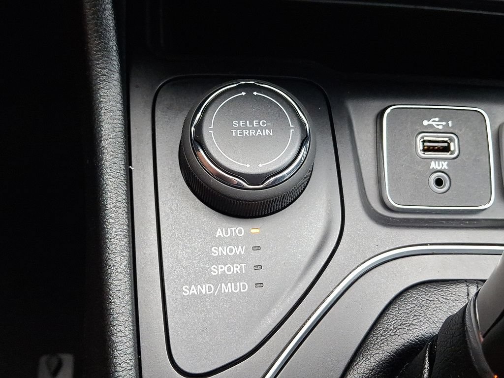 Used 2022 Jeep Cherokee Latitude AWD/4WD image 22