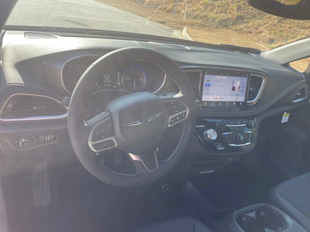 New 2026 Chrysler Pacifica Select FWD image 11