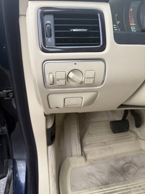 Used 2016 Volvo XC70 T5 Premier w/ Proximity Package image 18