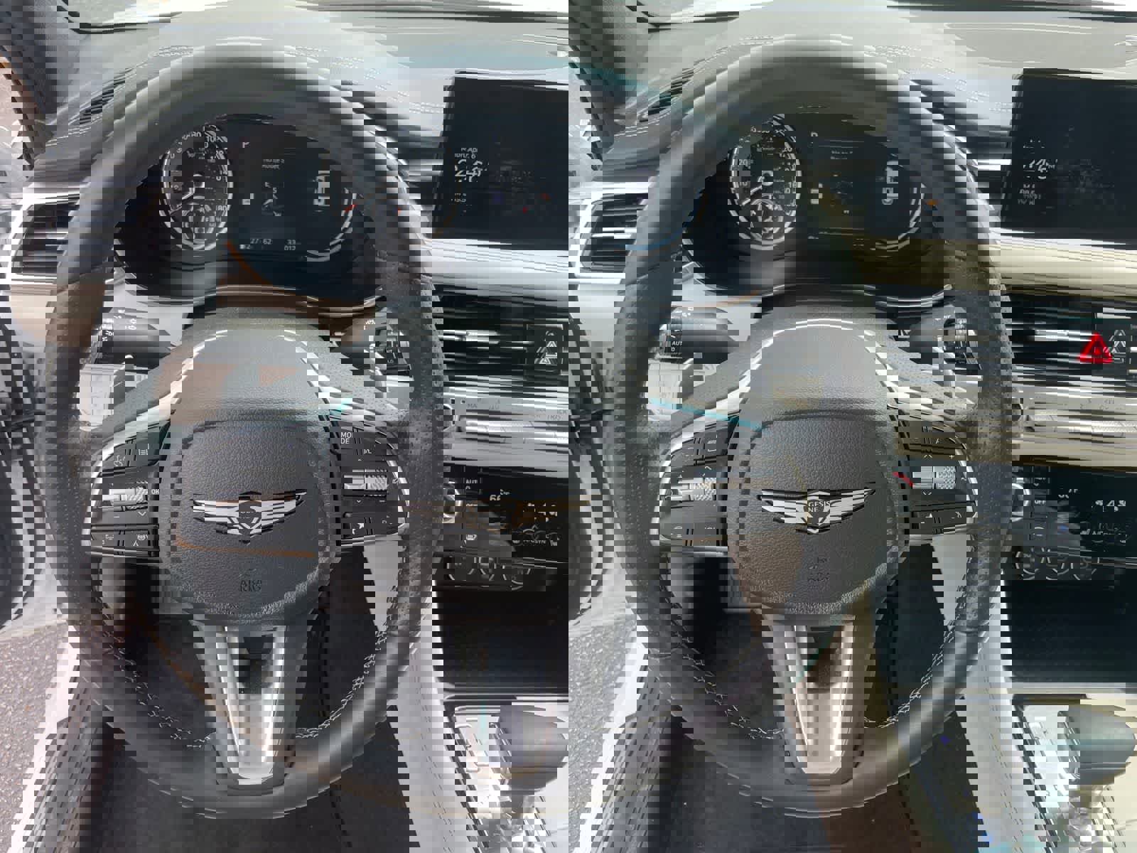 Used 2025 Genesis G70 2.5T image 13