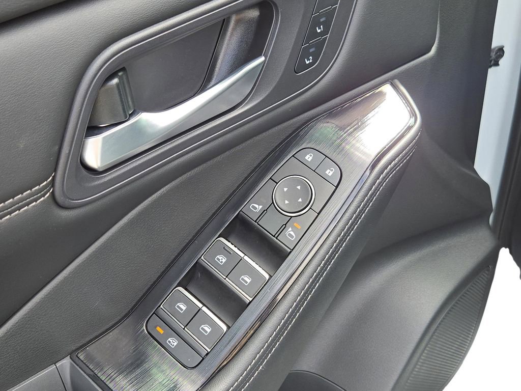 Used 2024 Nissan Rogue SL w/ SL Premium Package image 16