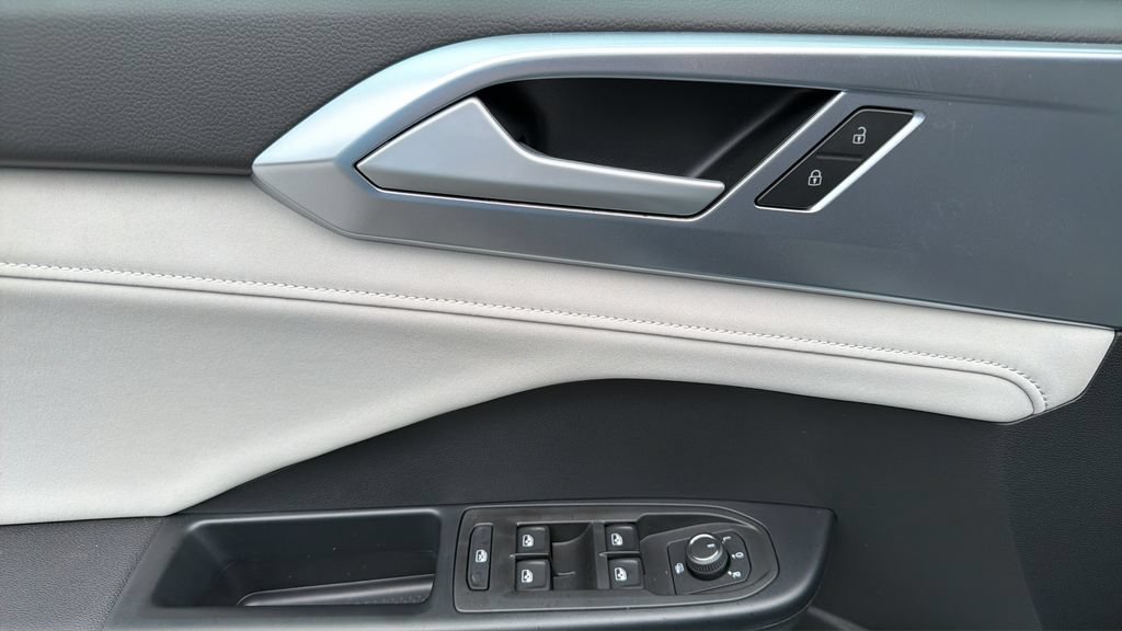New 2026 Volkswagen Taos SE FWD image 21