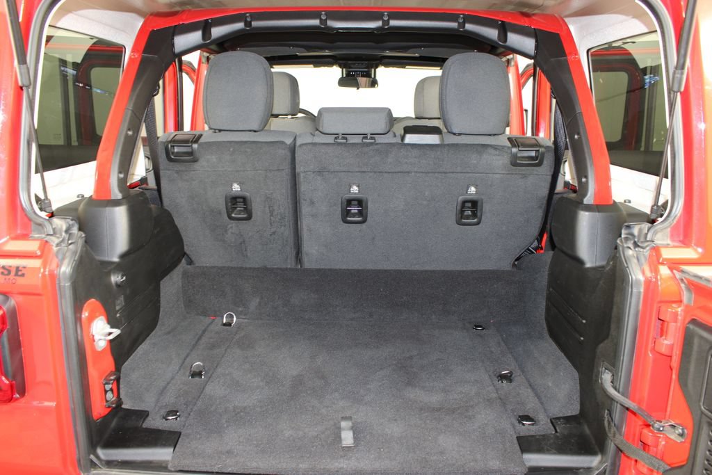 Used 2025 Jeep Wrangler Unlimited Sahara AWD/4WD image 17