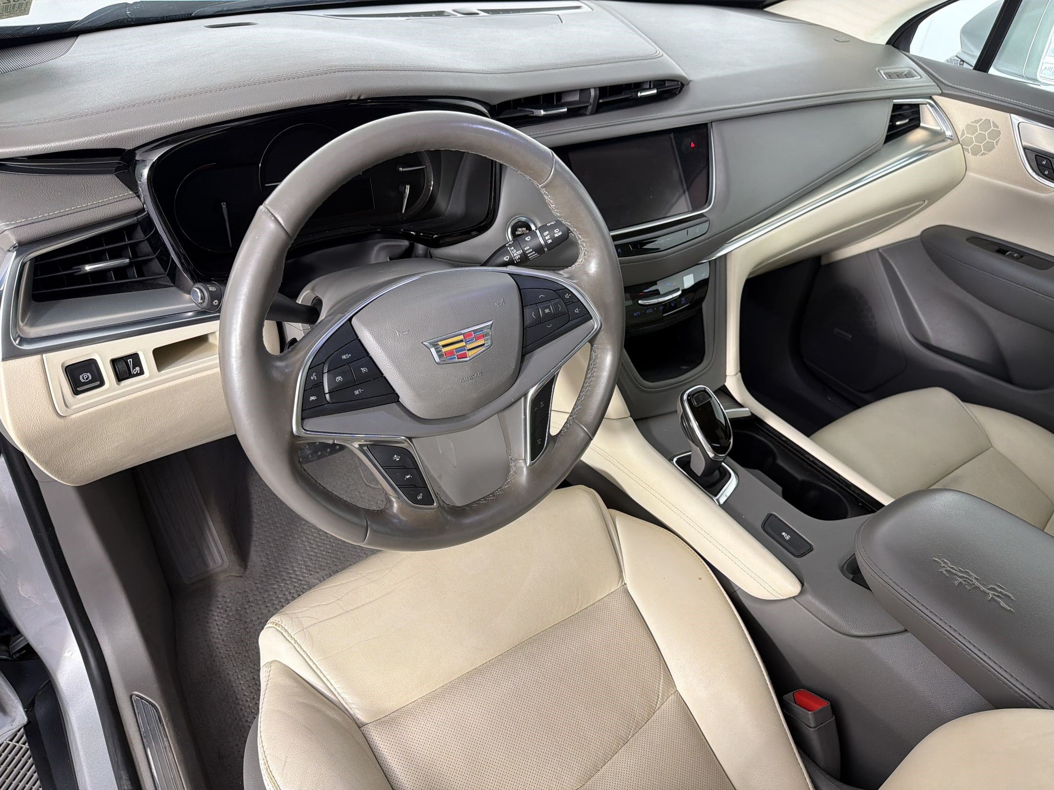Used 2018 Cadillac XT5 Luxury w/ Driver Awareness Package FWD image 4