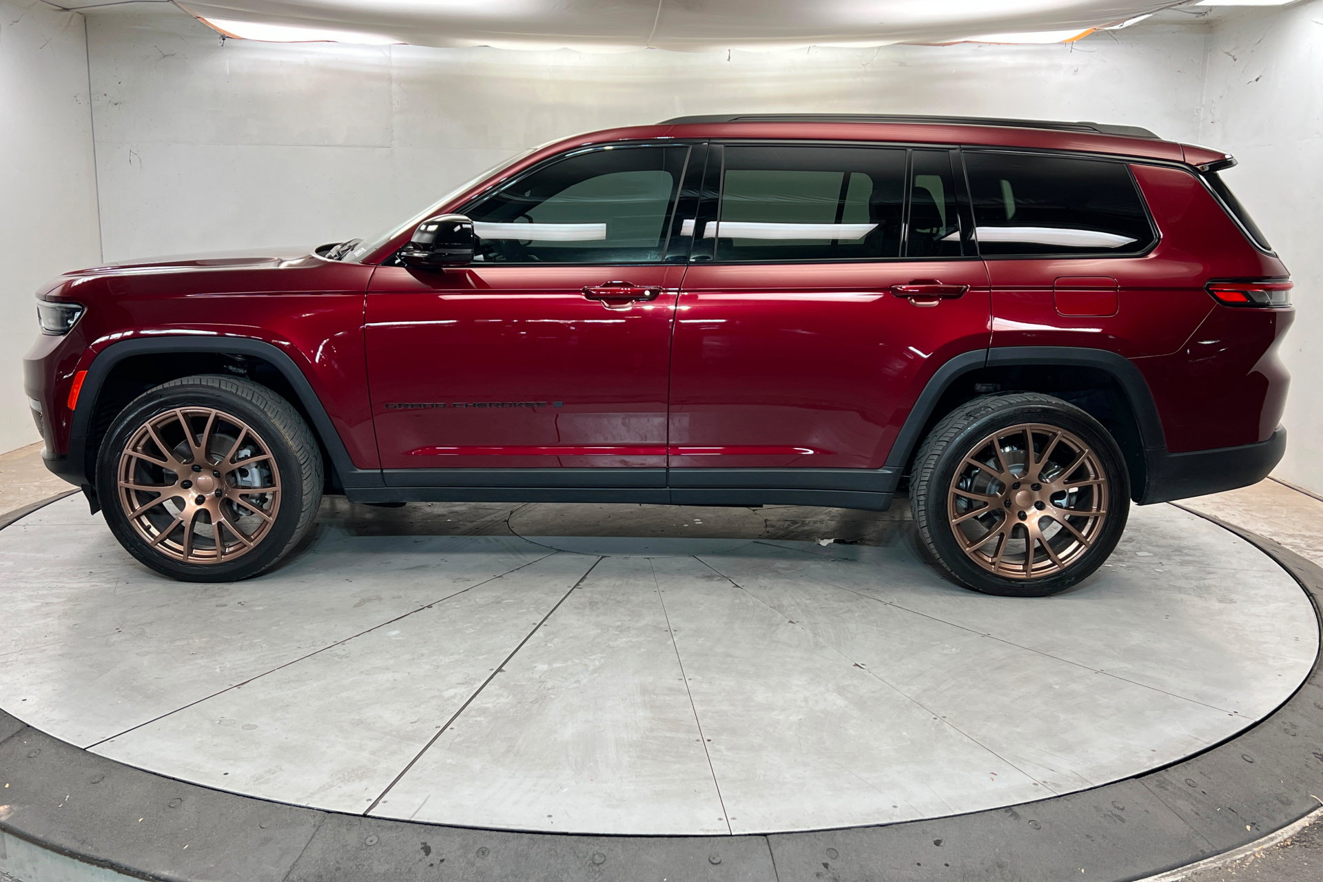 Used 2025 Jeep Grand Cherokee L Limited w/ Black Appearance Package AWD/4WD image 2