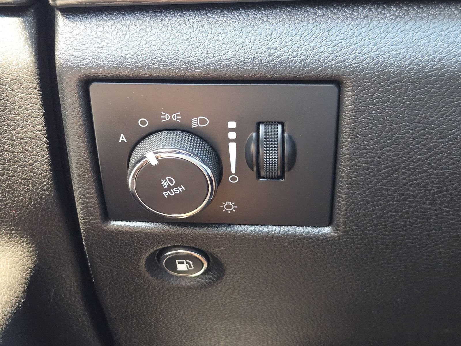 Used 2018 Jeep Grand Cherokee Altitude RWD image 25