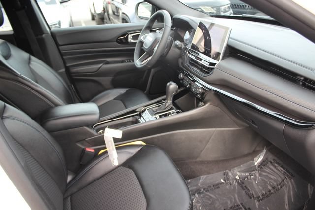 Used 2025 Jeep Compass Latitude w/ Convenience Group AWD/4WD image 34