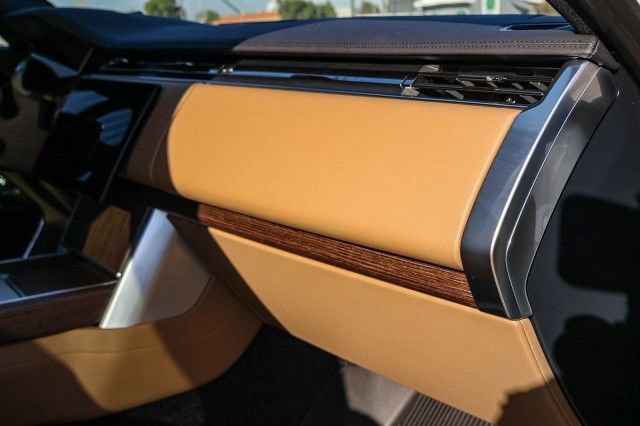 New 2025 Land Rover Range Rover Long Wheelbase SE image 18