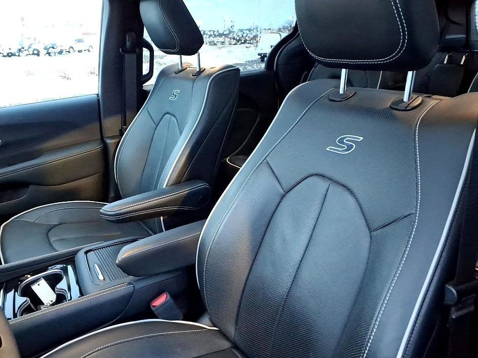 Used 2023 Chrysler Pacifica Limited w/ Uconnect Theater Family Group image 16