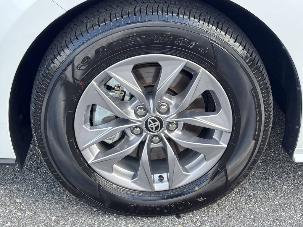 Used 2026 Toyota Sienna XLE FWD image 15