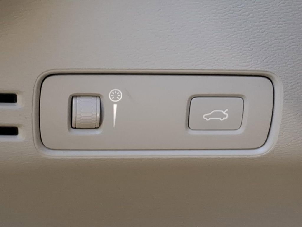 Used 2019 Volvo XC40 T4 Momentum image 31