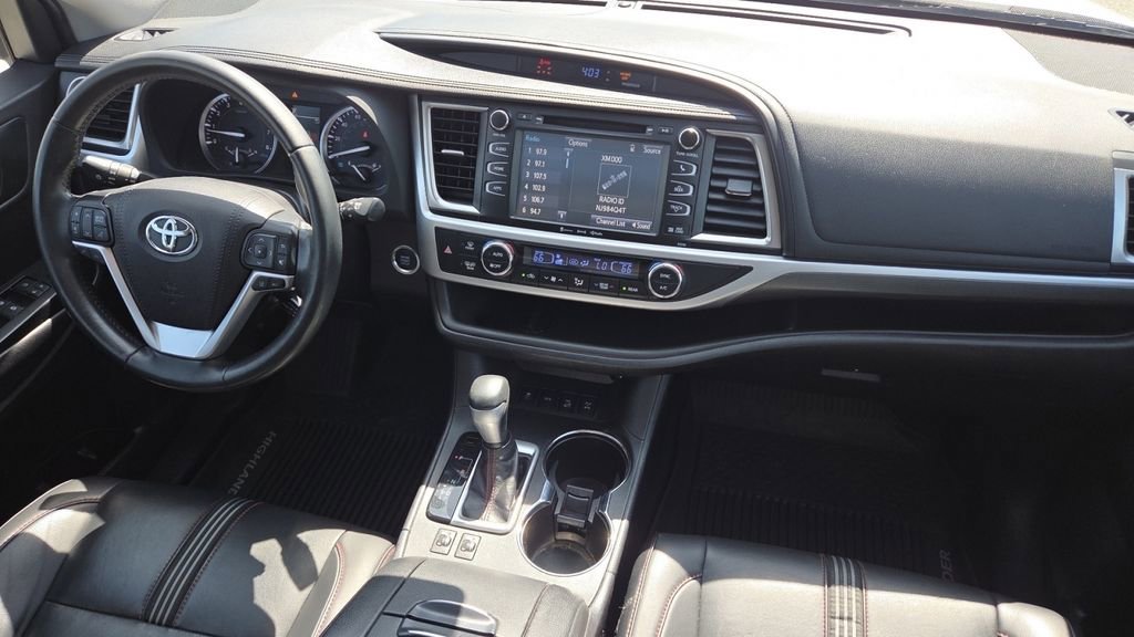 Used 2019 Toyota Highlander SE AWD/4WD image 16