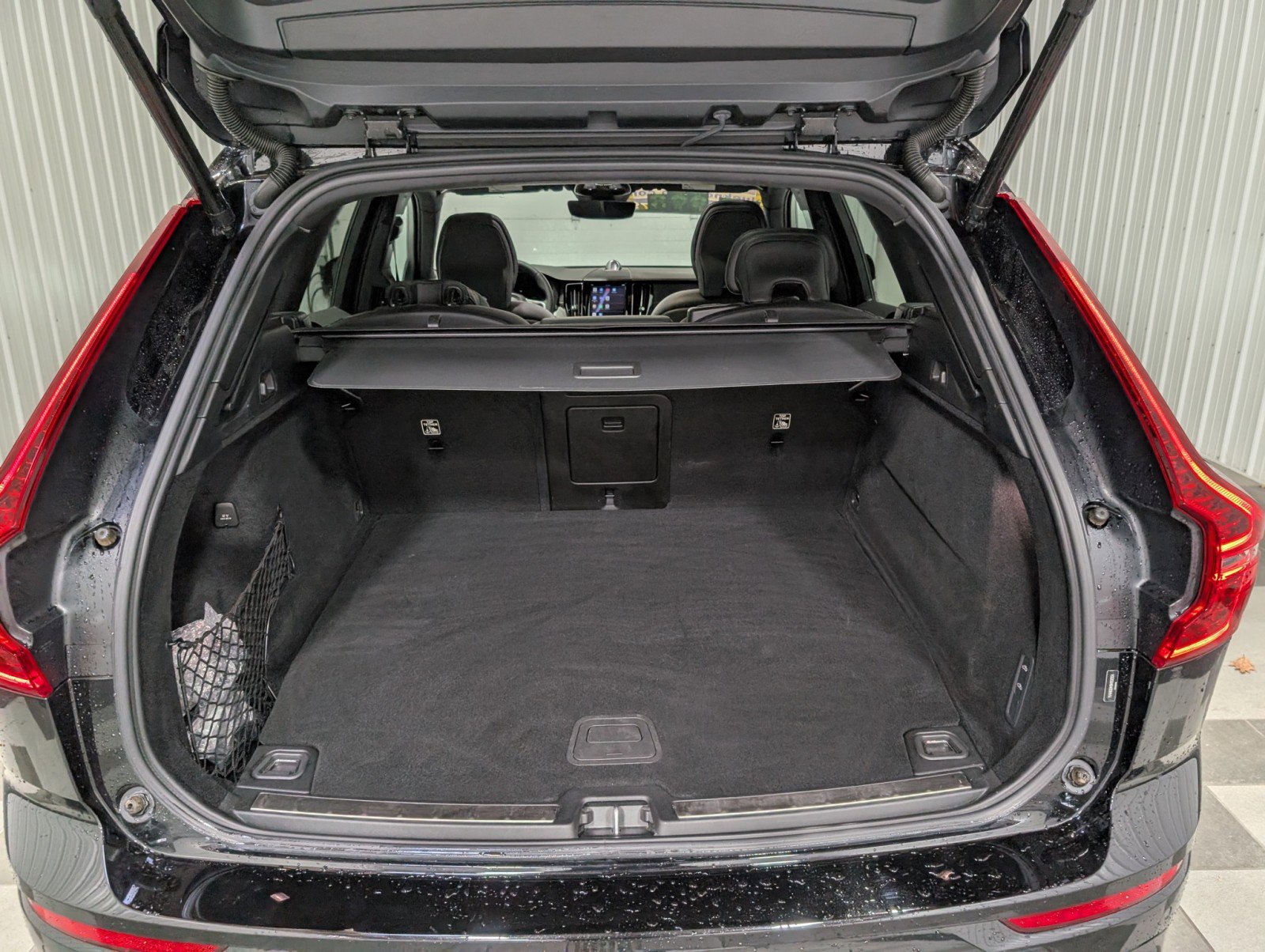 Used 2022 Volvo XC60 T8 R-Design w/ Advanced Package image 25