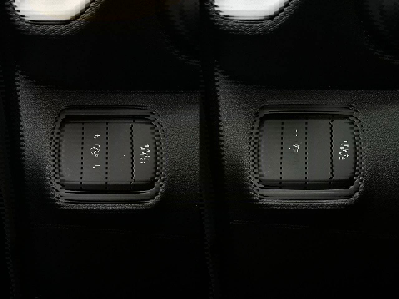 Used 2025 Hyundai Venue SEL image 22