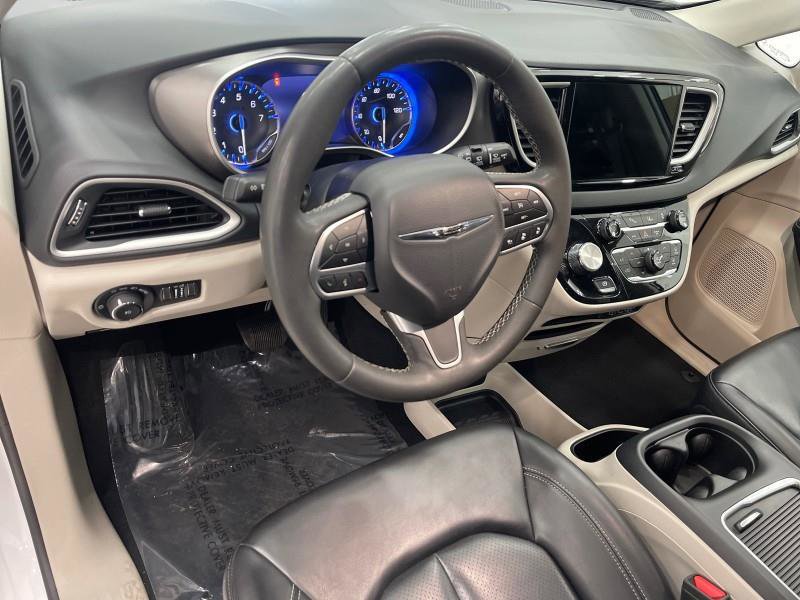Used 2023 Chrysler Pacifica Touring-L image 15