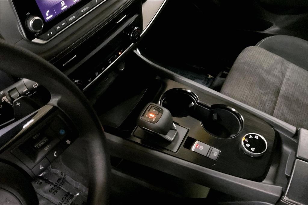 Used 2023 Nissan Rogue SV image 16