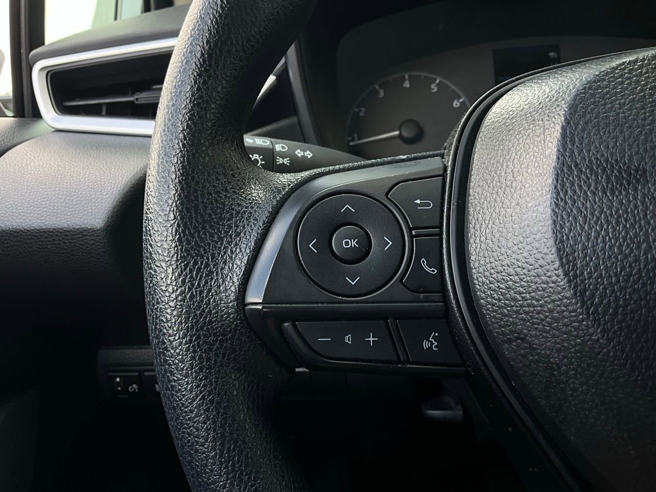 Used 2025 Toyota Corolla LE image 29