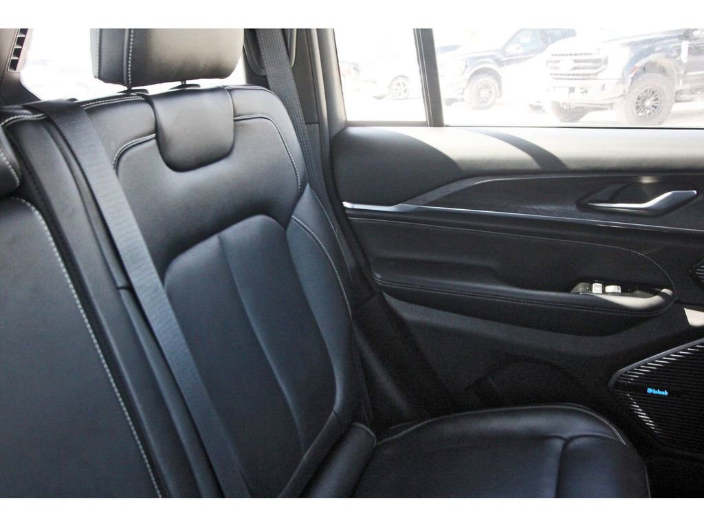 Used 2022 Jeep Grand Cherokee Overland RWD image 15