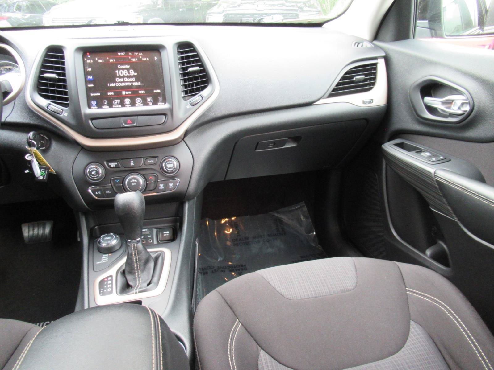 Used 2015 Jeep Cherokee Latitude w/ Cold Weather Group AWD/4WD image 15