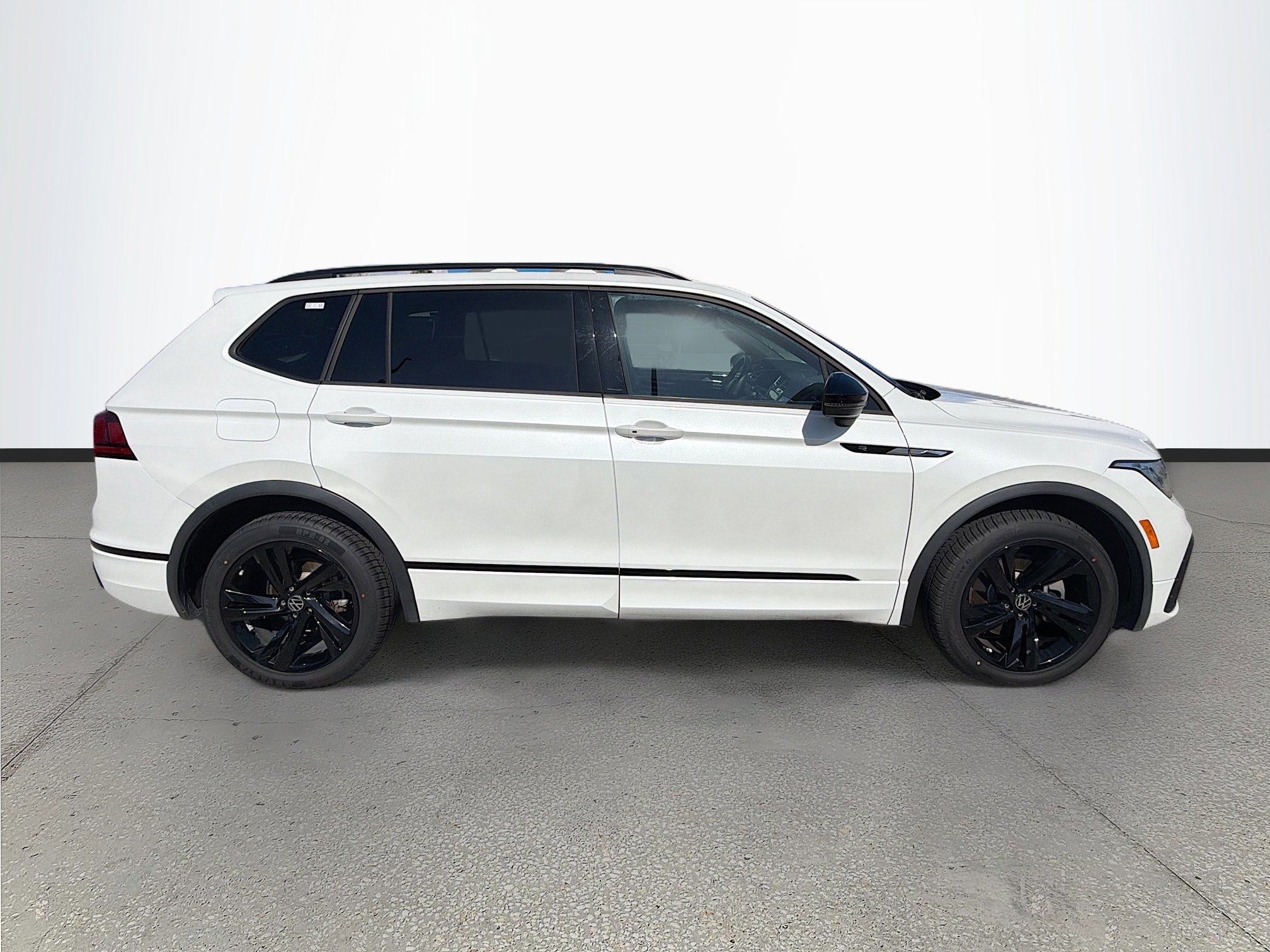 Used 2023 Volkswagen Tiguan SE R-Line image 2