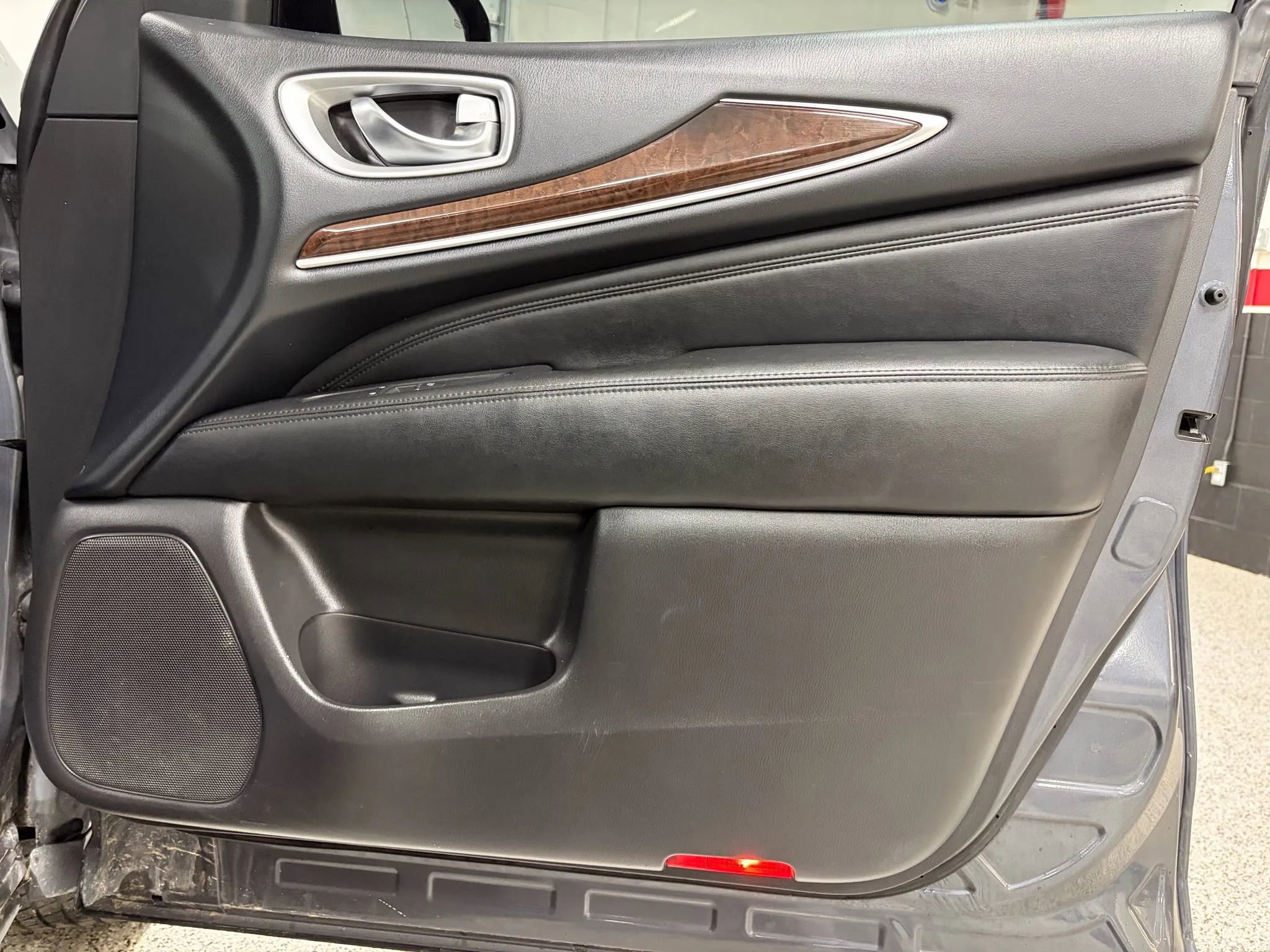 Used 2013 INFINITI JX35 AWD w/ Premium Pkg image 32