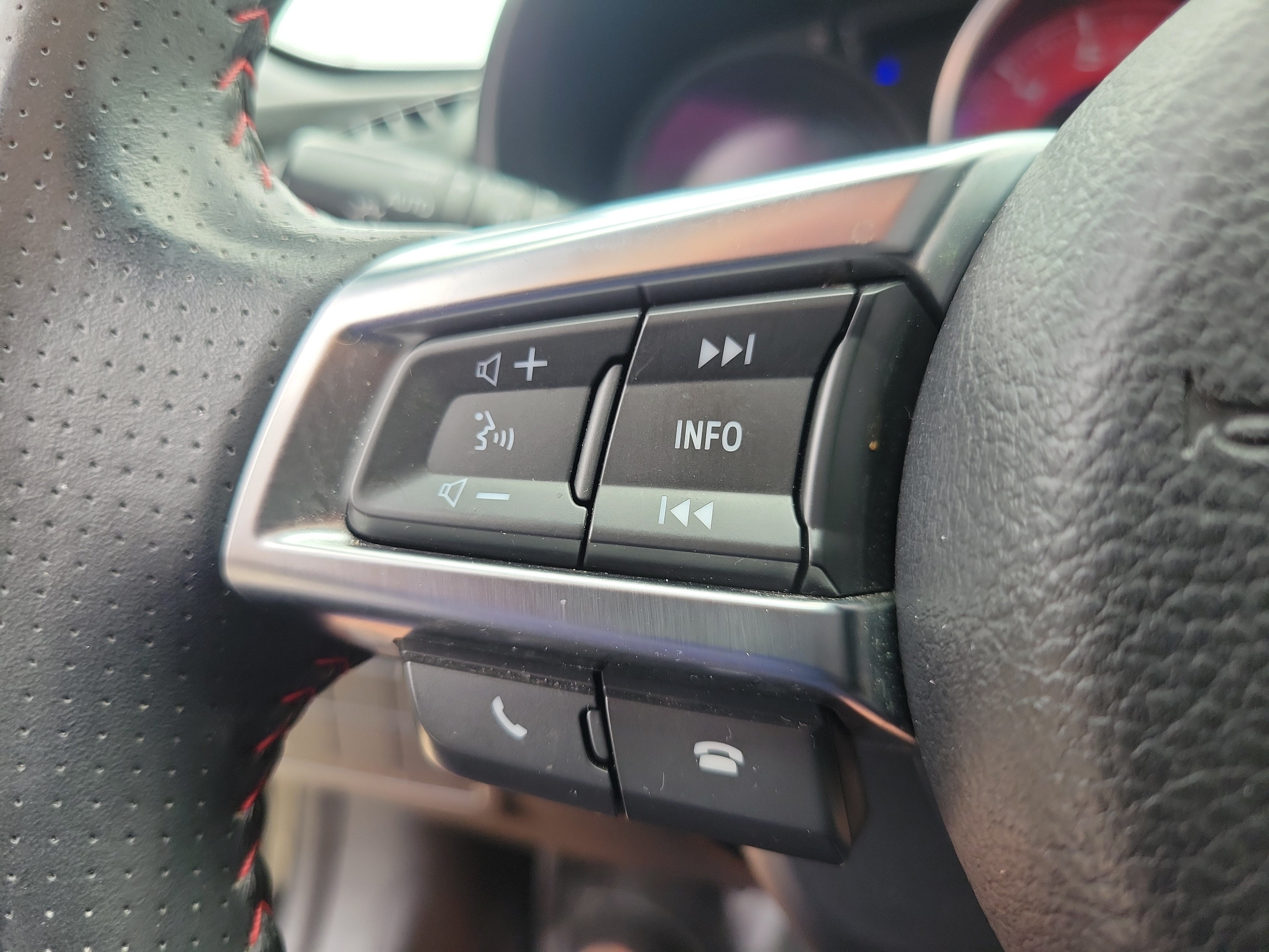 Used 2018 FIAT 124 Spider Abarth w/ Navigation & Sound Group RWD image 15