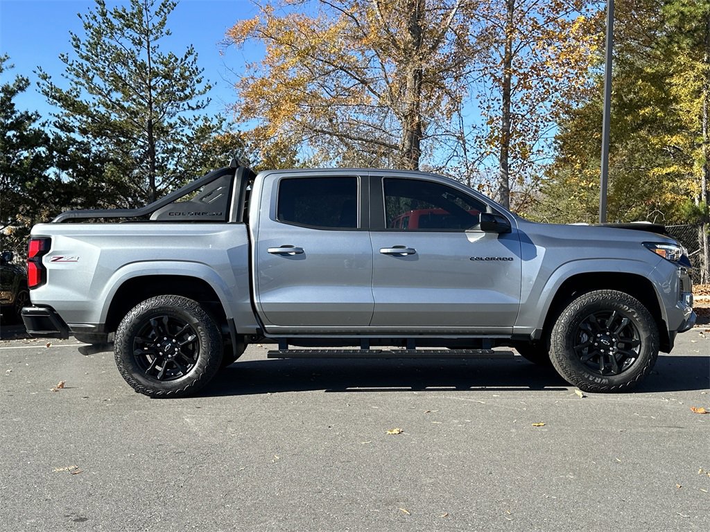 Used 2025 Chevrolet Colorado Z71 w/ Midnight Edition image 6