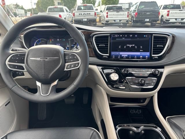 Used 2023 Chrysler Pacifica Limited w/ Uconnect Theater Family Group FWD image 15