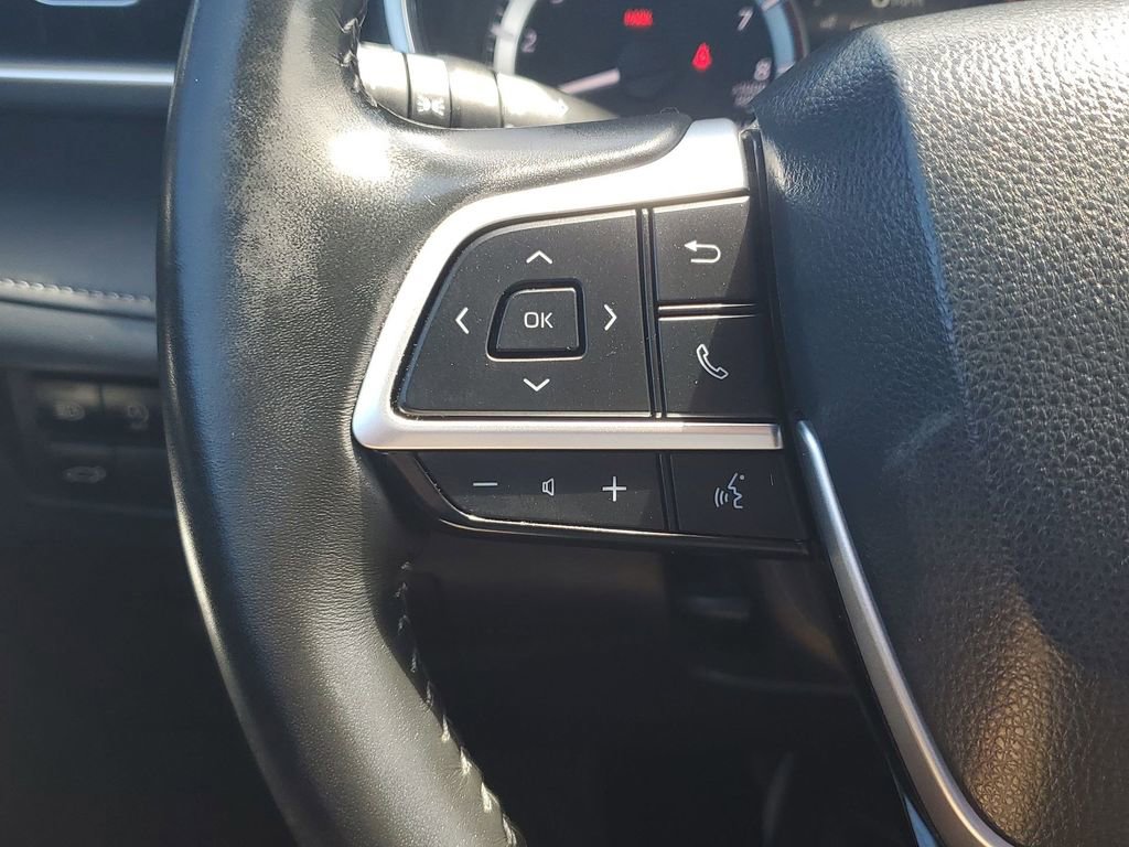 Certified 2023 Toyota Highlander L image 35