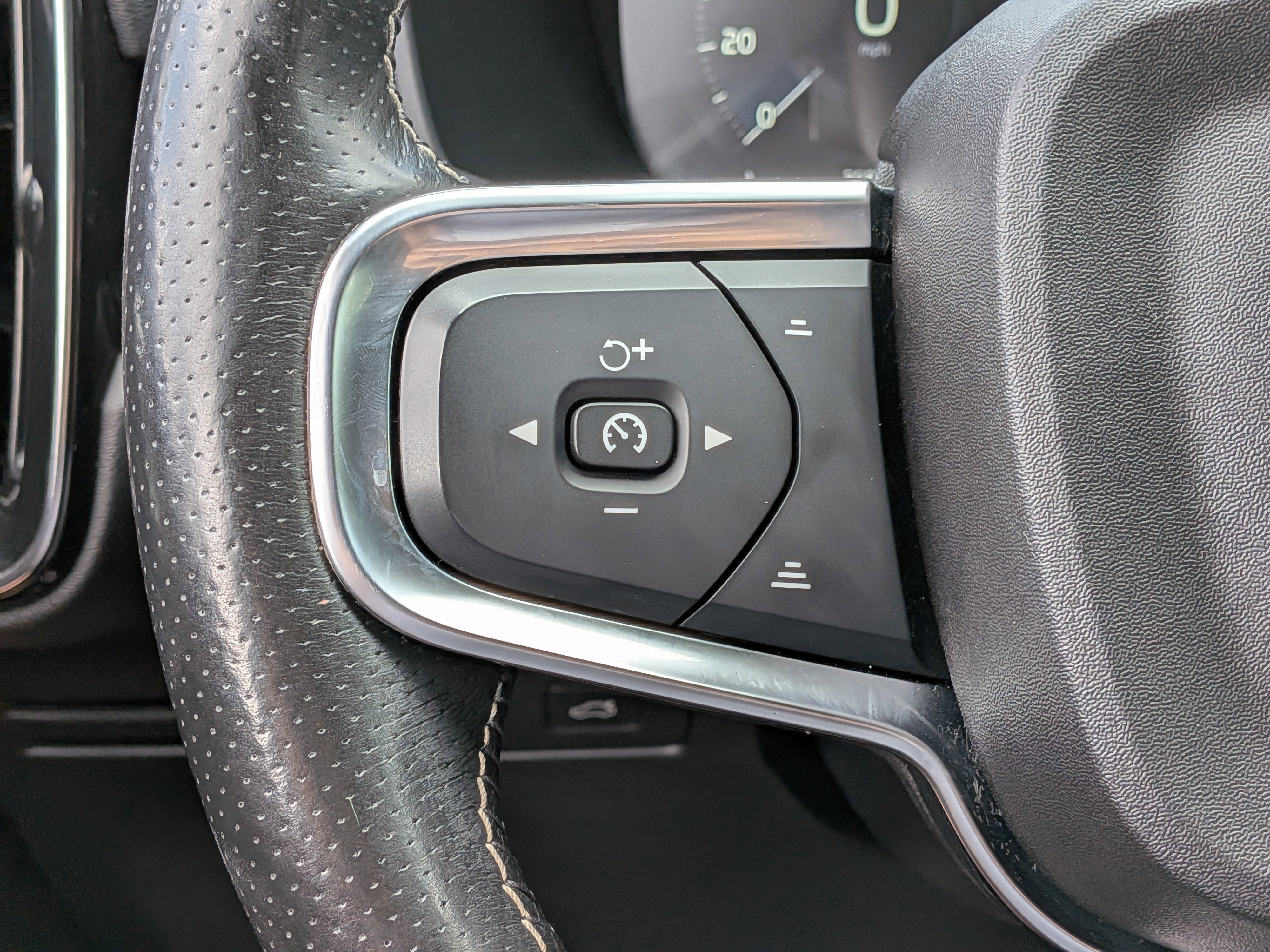 Used 2021 Volvo XC40 T4 R-Design w/ Protection Package Premier image 24