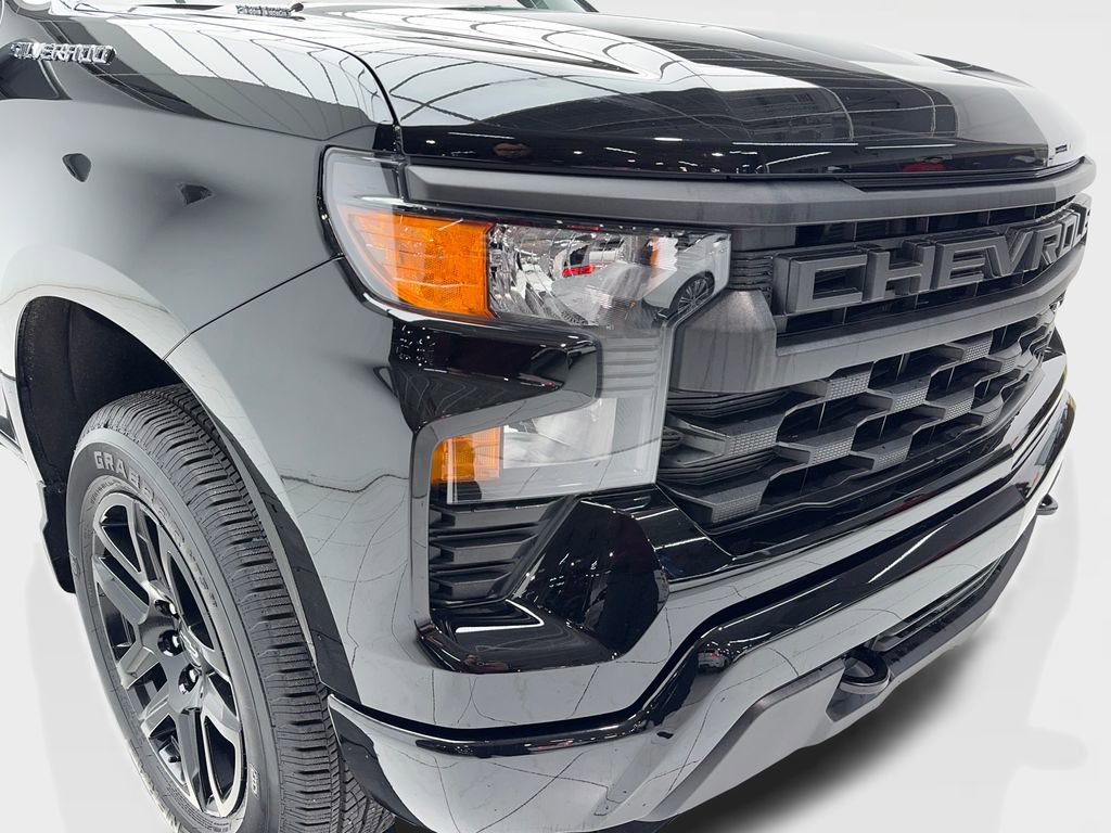 Used 2025 Chevrolet Silverado 1500 Custom image 3