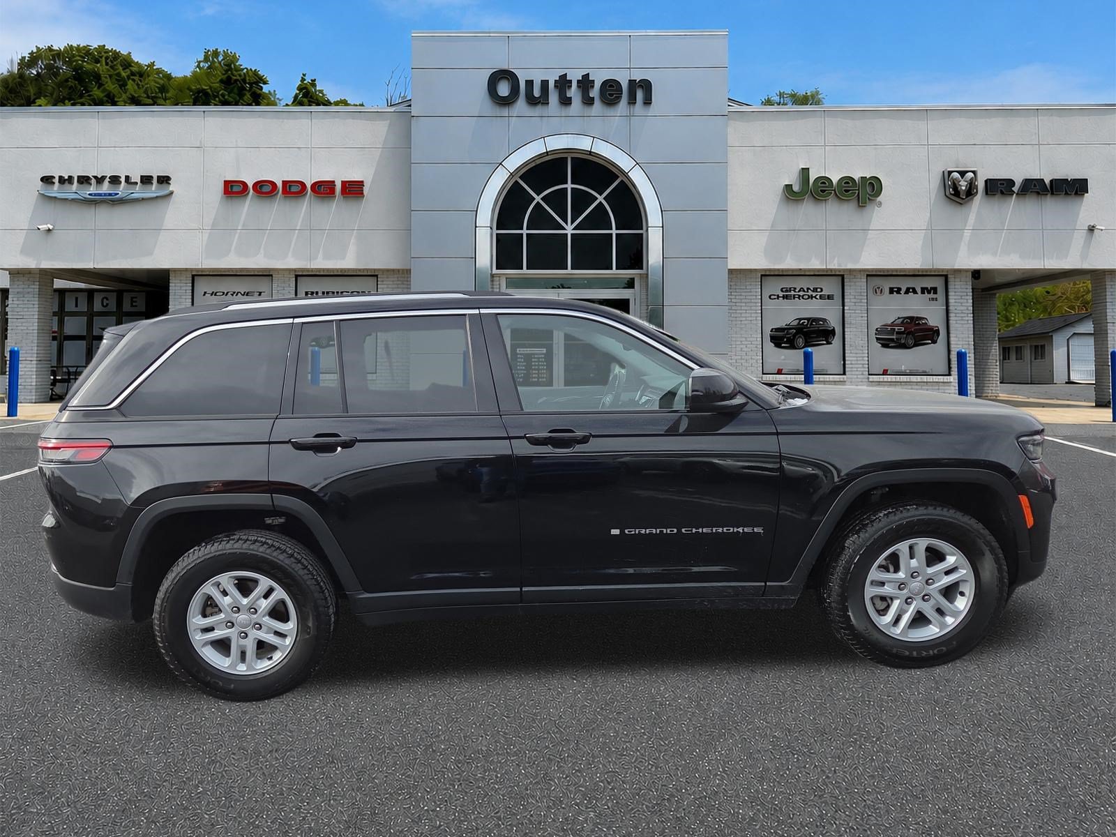 Used 2023 Jeep Grand Cherokee Laredo AWD/4WD image 2