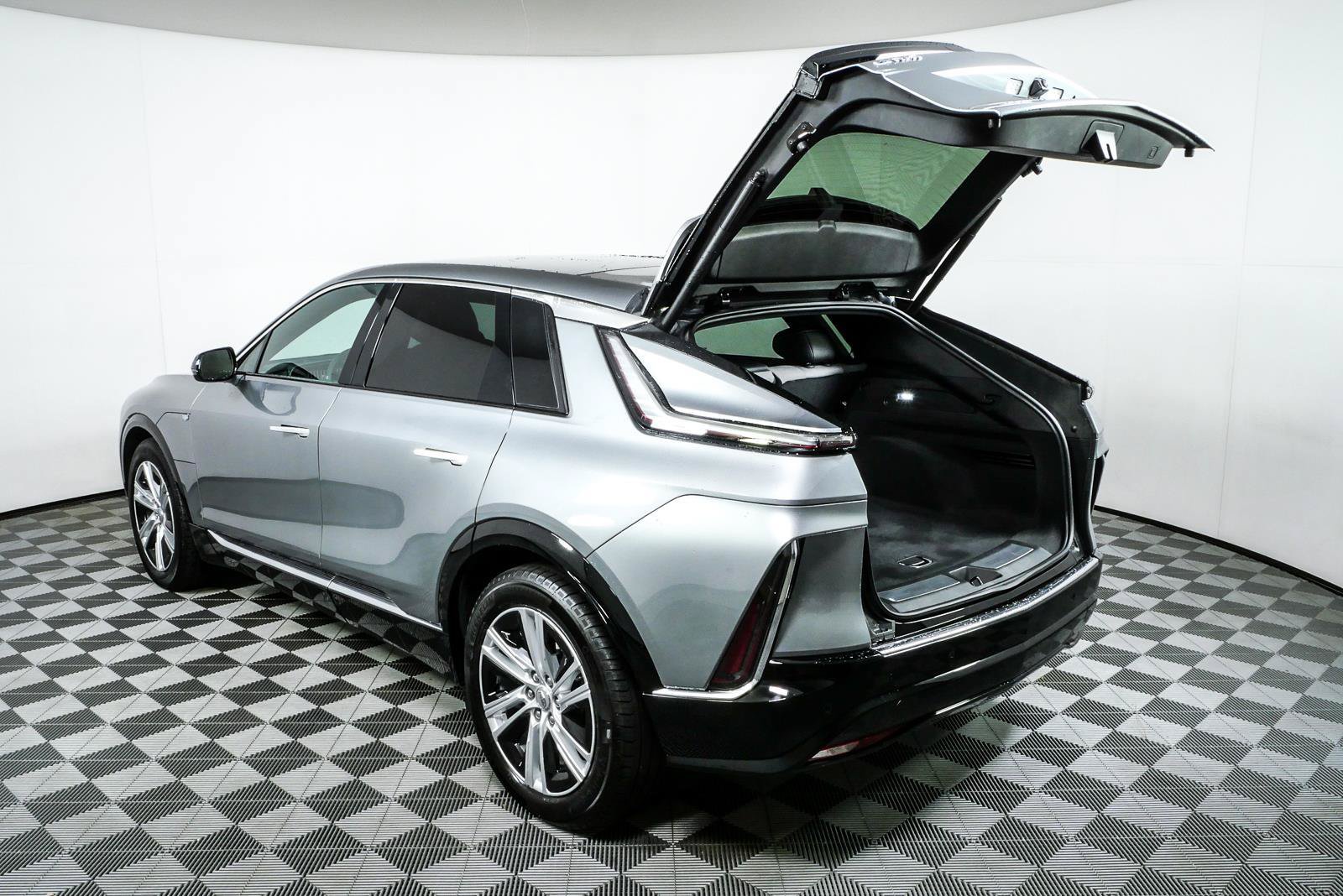 Certified 2024 Cadillac Lyriq Tech RWD image 33