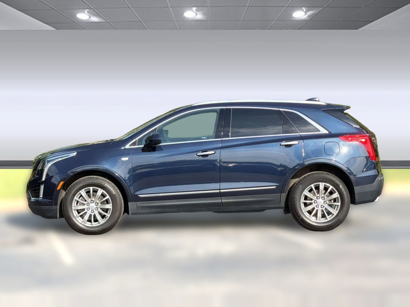 Used 2017 Cadillac XT5 Luxury w/ Driver Awareness Package FWD image 2